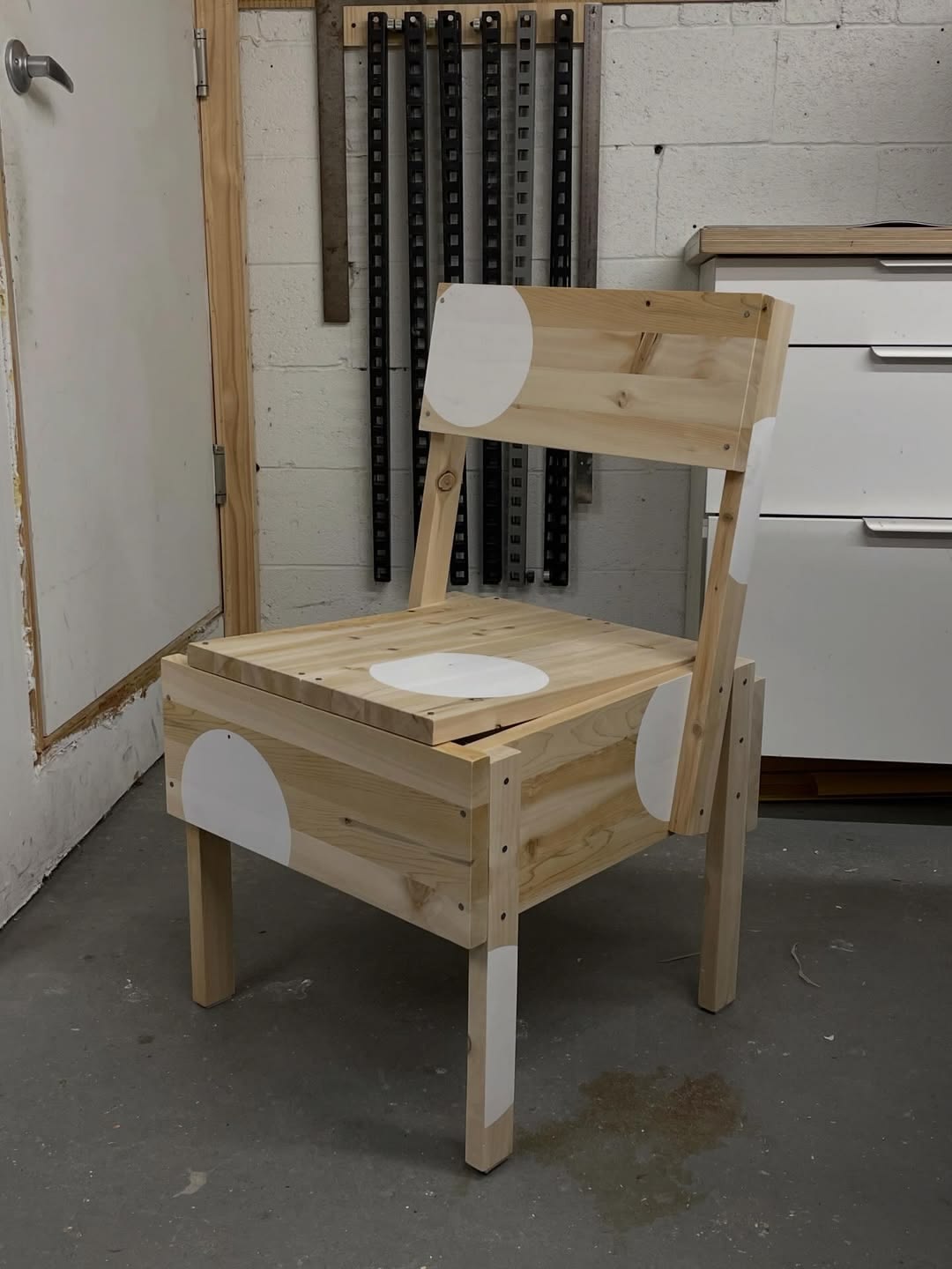 Sedia 1 de Enzo Mari, Inrterprétation de la chaise, 2026