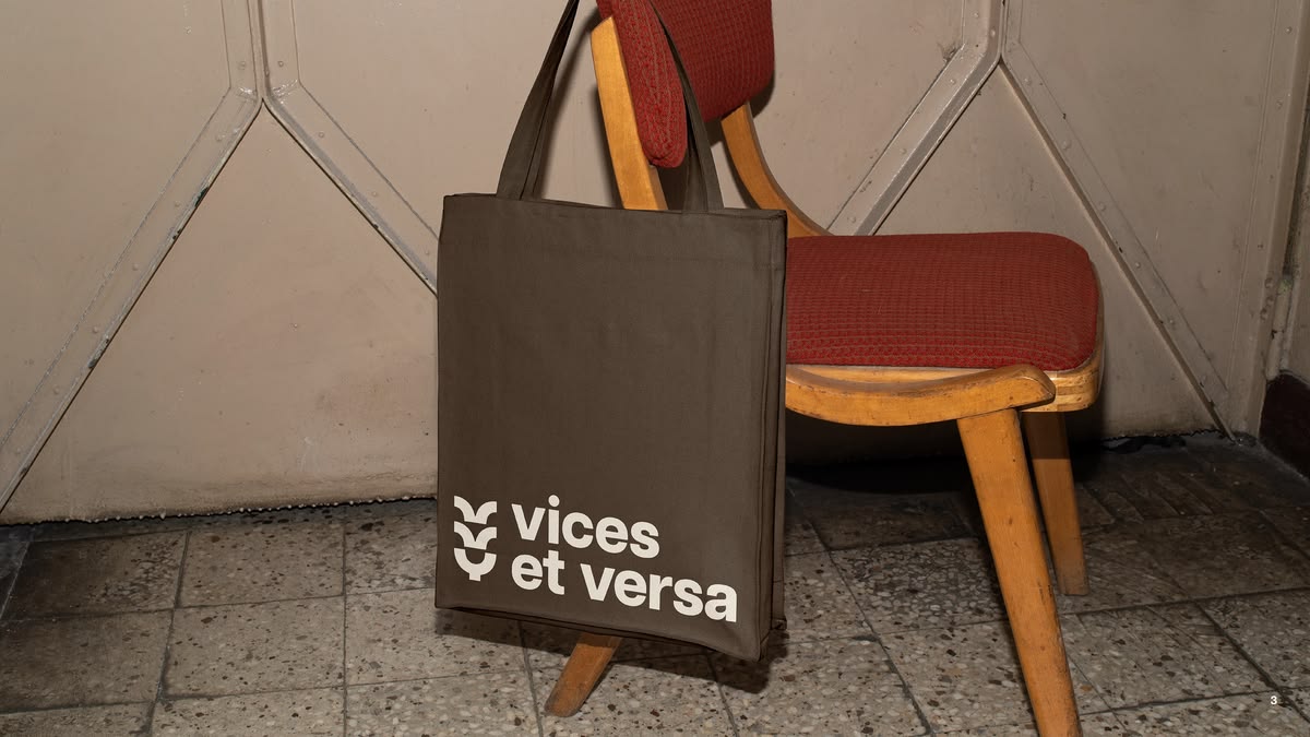 Vices et Versa, chaise avec logo